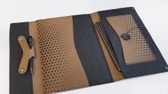 Husa tableta cu buzunare multifunctionale, notes si pix din materiale reciclate - Maro thumbnail