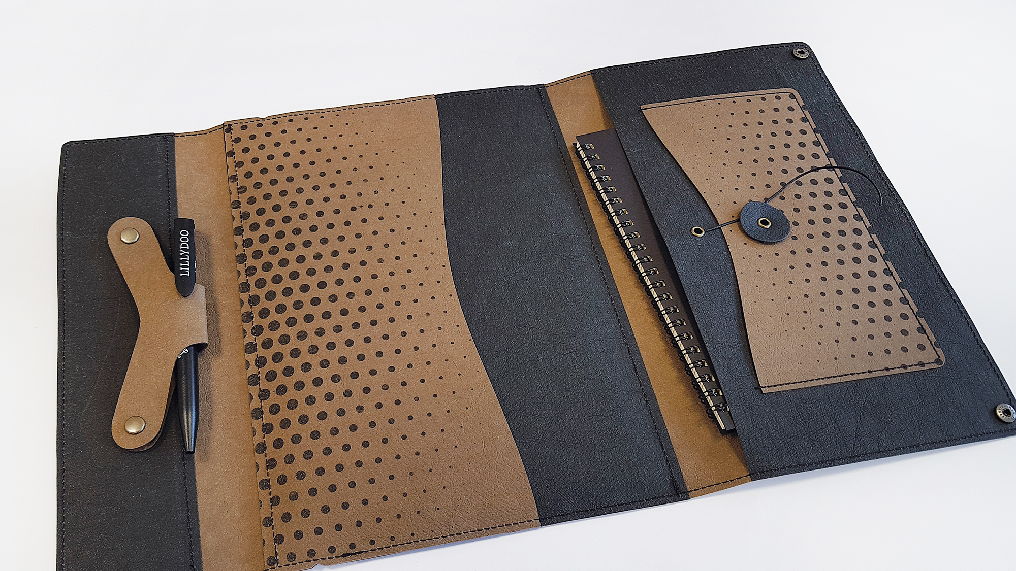 Husa tableta cu buzunare multifunctionale, notes si pix din materiale reciclate - Maro