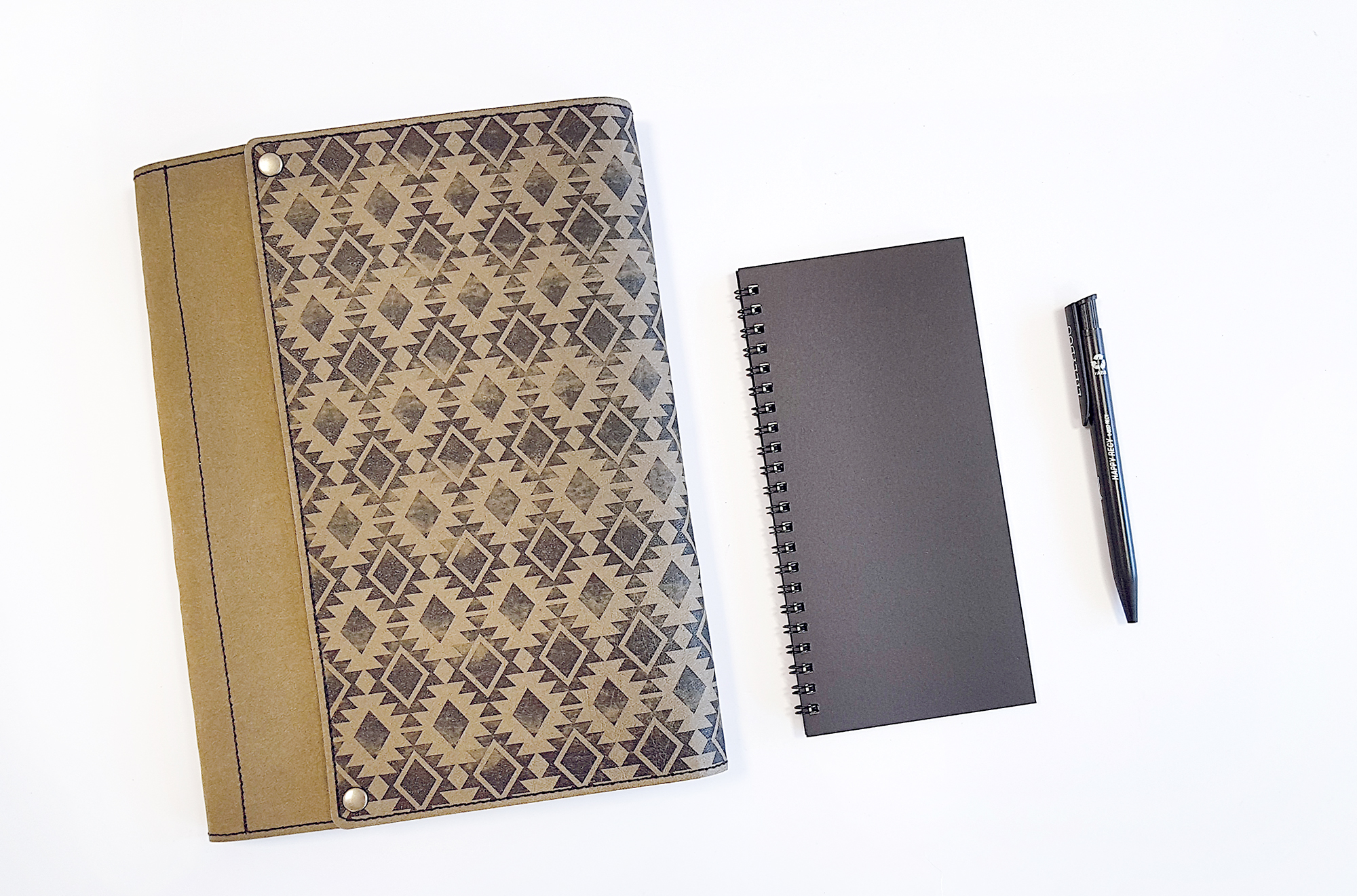 Husa tableta cu buzunare multifunctionale, notes si pix din materiale reciclate - Olive