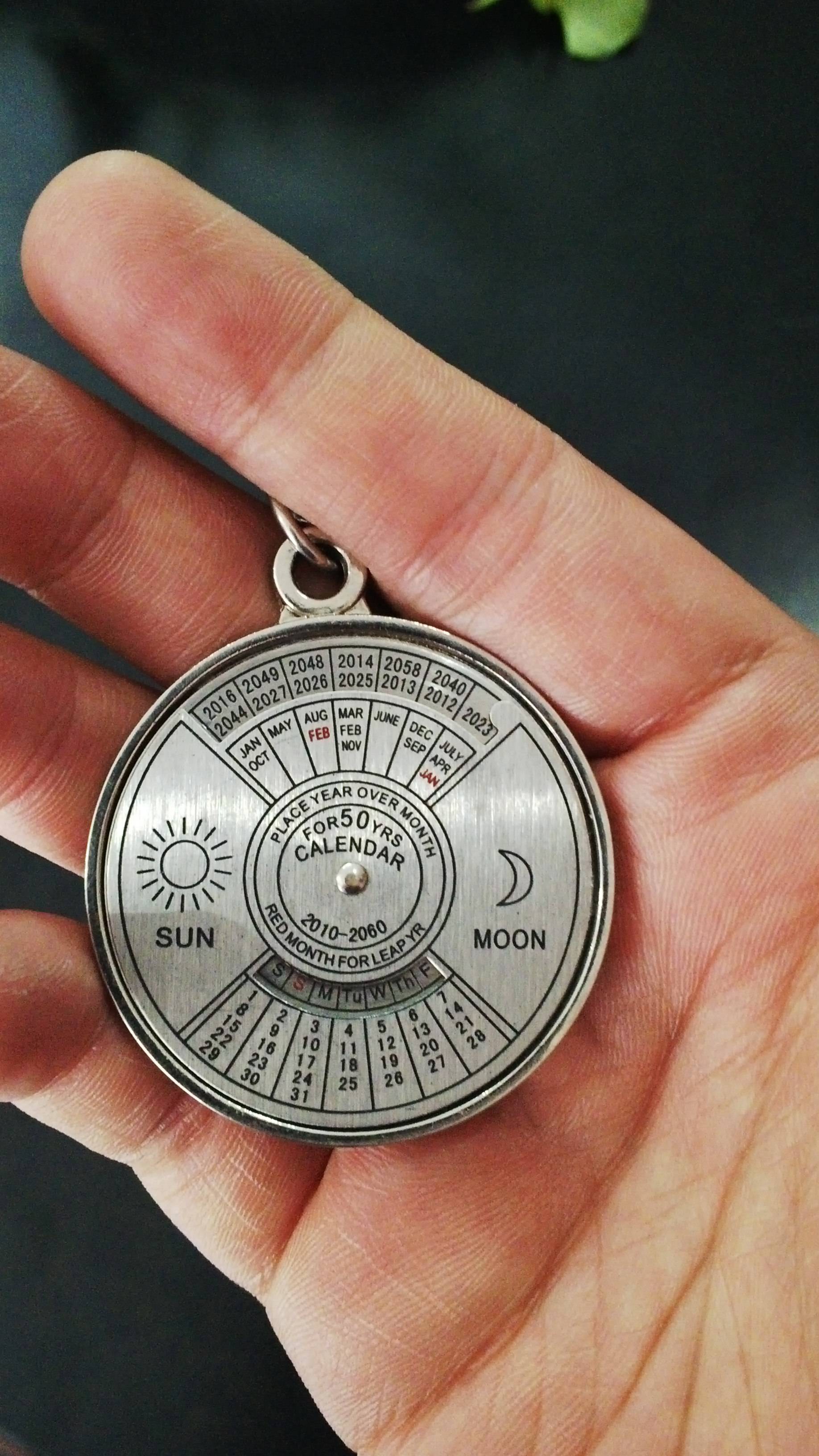 Breloc - calendar pe 50 de ani